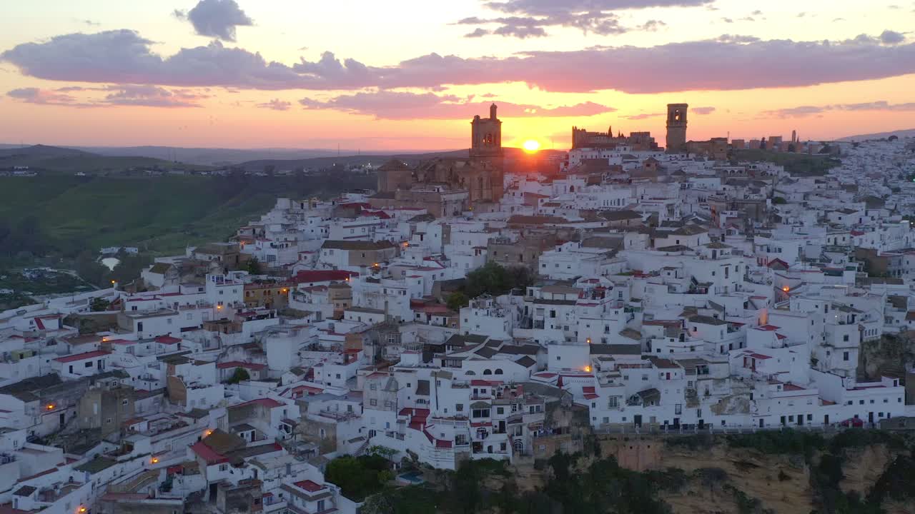 해가 지는 날 절벽 위의  ⁇  마을