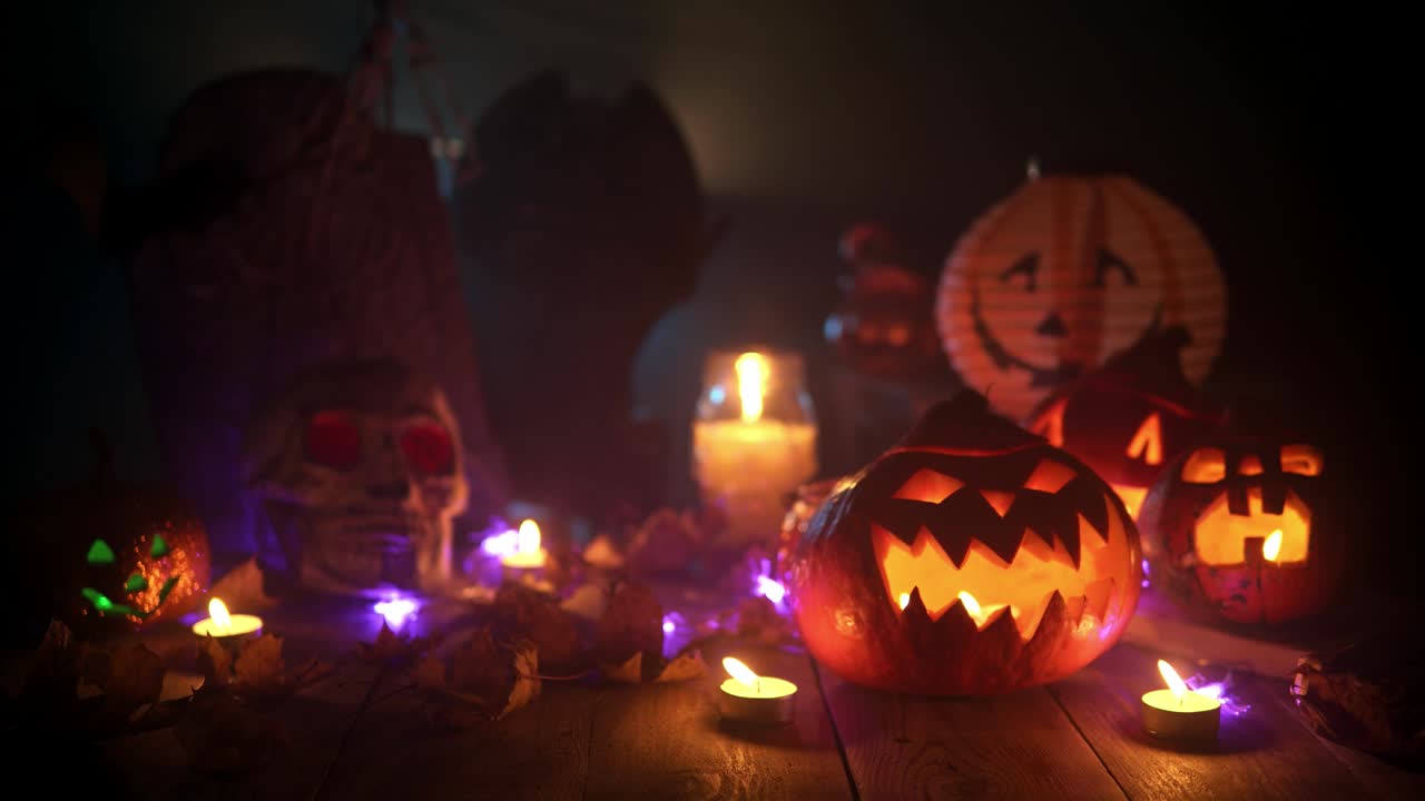 테이블에서 호박, 불 및 다른 할로윈 속성의 여전히 삶