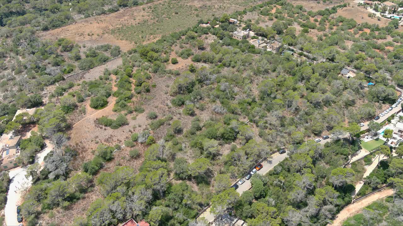Maiorca: Vista Aerea Della Località Turistica Cala Llombards Sull'isola Di Maiorca, Spagna, Europa | Auto Parcheggiate Lungo La Terraferma