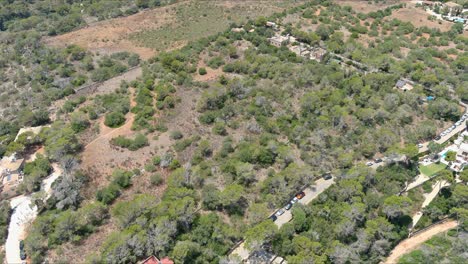 Mallorca:-Vista-Aérea-De-La-Ciudad-Turística-De-Cala-Liombards-En-La-Isla-De-Mallorca,-España,-Europa-|-Autos-Estacionados-A-Lo-Largo-Del-Terreno