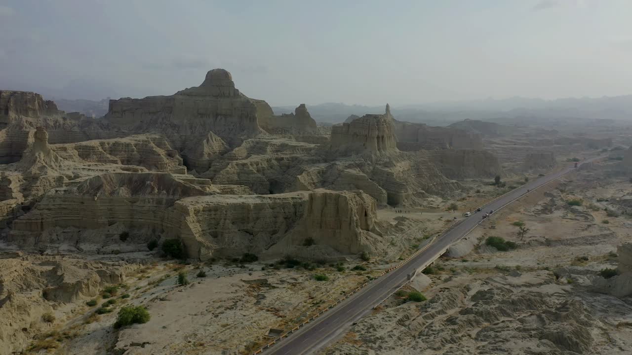 vista aérea de la carretera vacía a través del árido paisaje montañoso del parque nacional hingol en baluchistán
