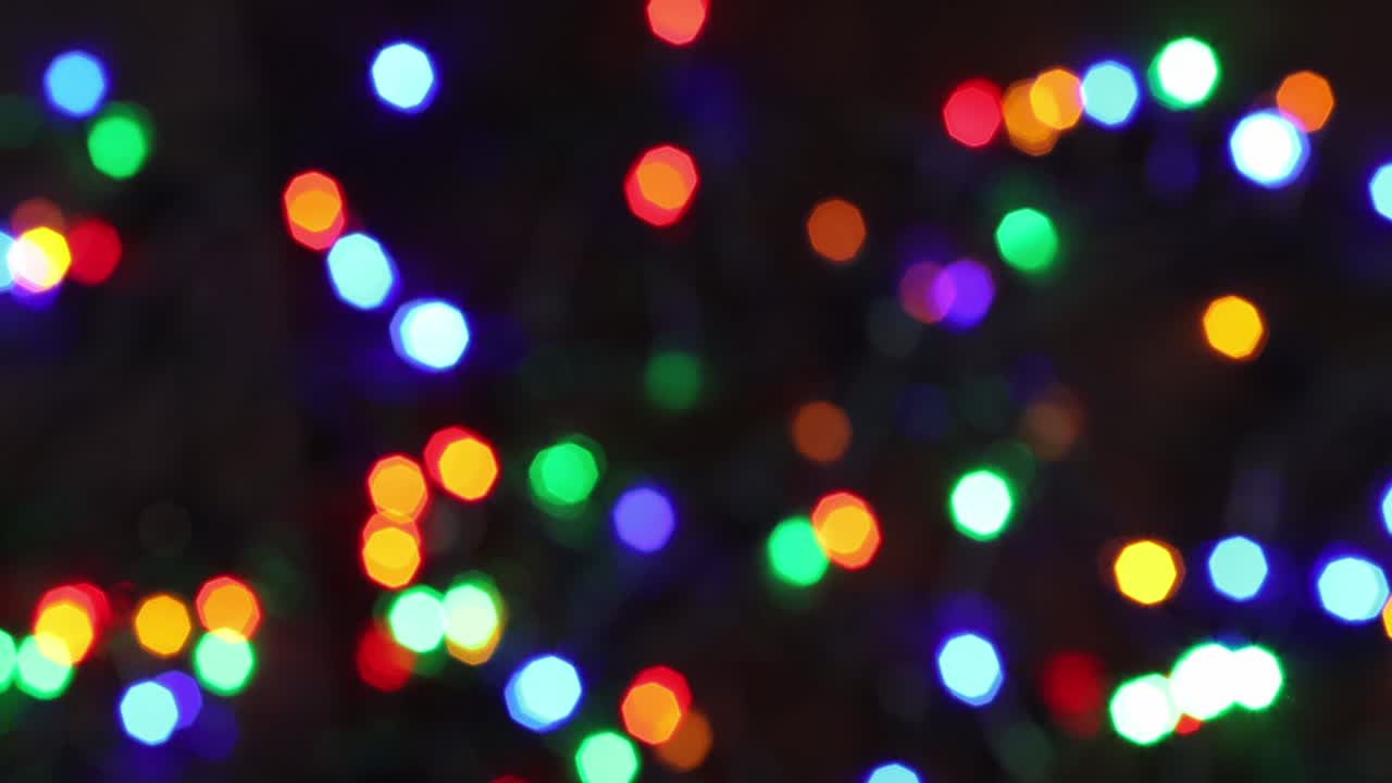 luces borrosas de una guirnalda navideña o navideña, de primer plano.