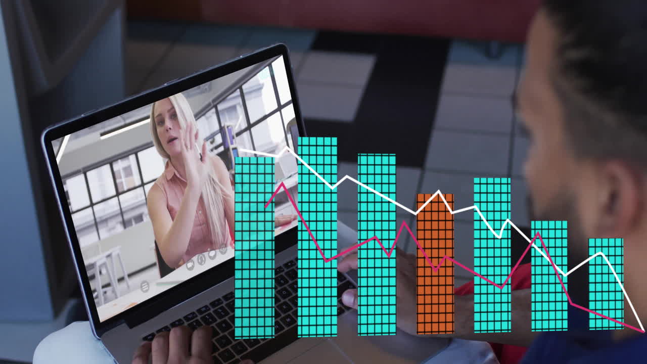 animación del procesamiento de datos financieros sobre diversas personas de negocios en una videollamada portátil