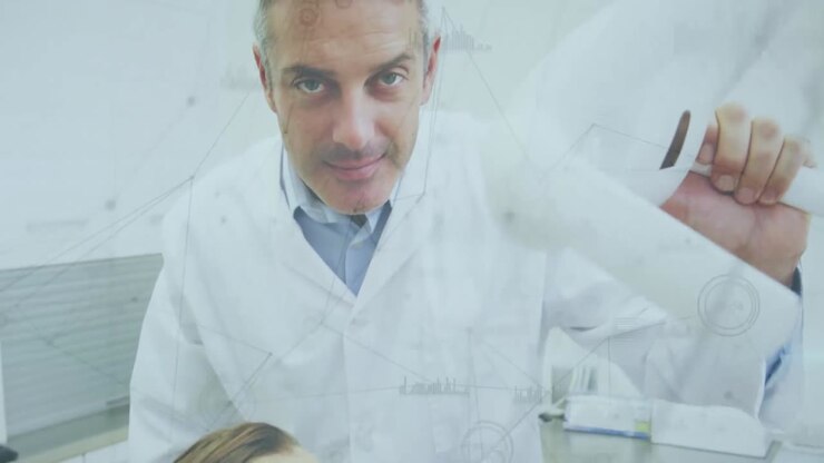 Animazione di una rete di connessioni su un medico maschio caucasico che esamina i denti di una paziente.