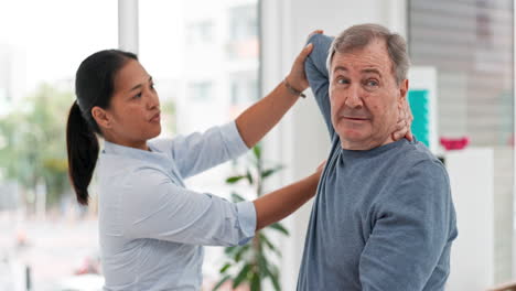 Alter-Mann,-Patient-Und-Physiotherapie-Des-Arms