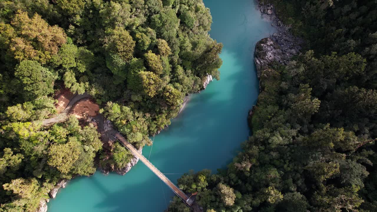 Ponte che attraversa la Gola di Hokitika a Kokatahi, Nuova Zelanda - Vista aerea dall'alto.