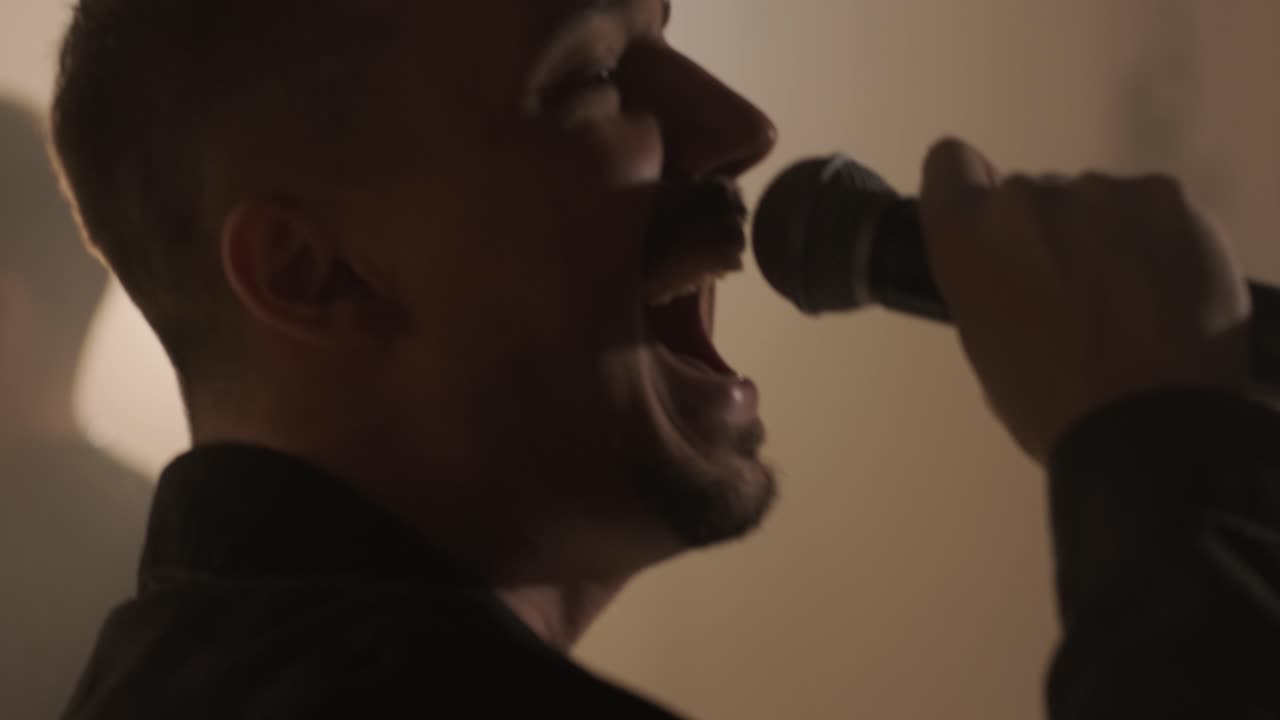 actuación en vivo de la banda con cantante, bajista, pianista, baterista y guitarrista