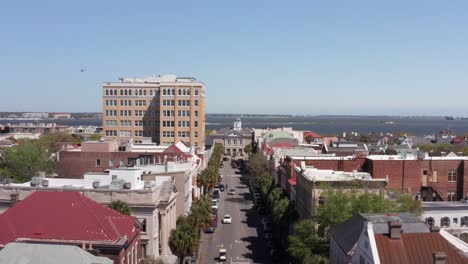 Close-up-aerial-shot-flying-down-Broad-Street-in-the-historic-French-Quarter-of-Charleston,-South-Carolina