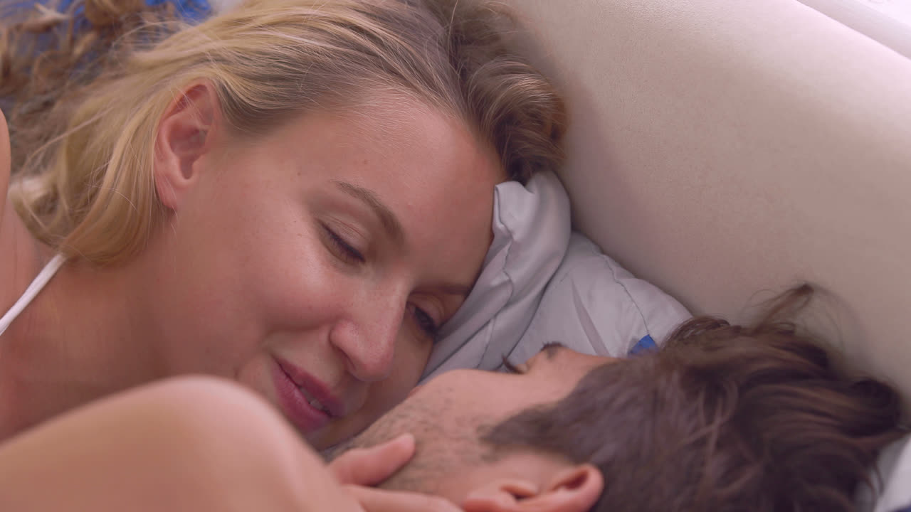 Coppia intima che chiacchiera a letto.