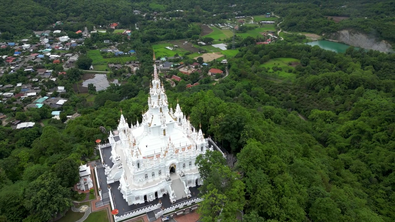 Cảnh quay drone điện ảnh quay chậm về ngôi chùa Phật giáo Trắng tuyệt đẹp gần Chiang Mai.