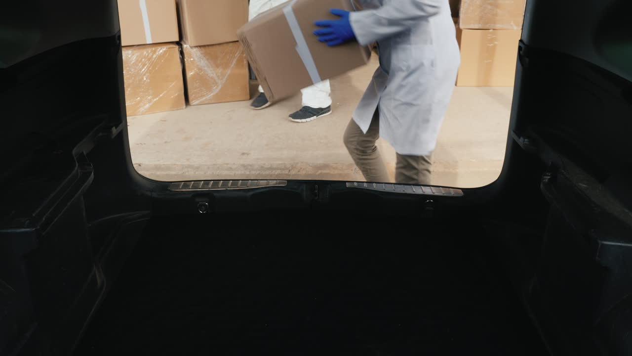 vista desde el maletero del coche - cajas de carga con medicamentos