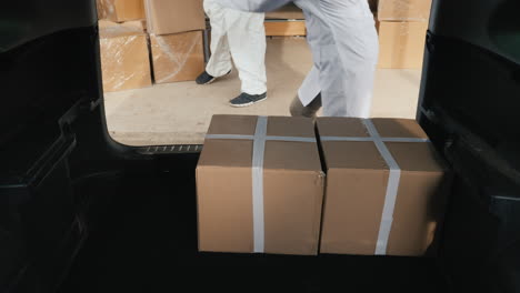 Vista-Desde-El-Maletero-Del-Coche---Cargando-Cajas-Con-Medicamentos