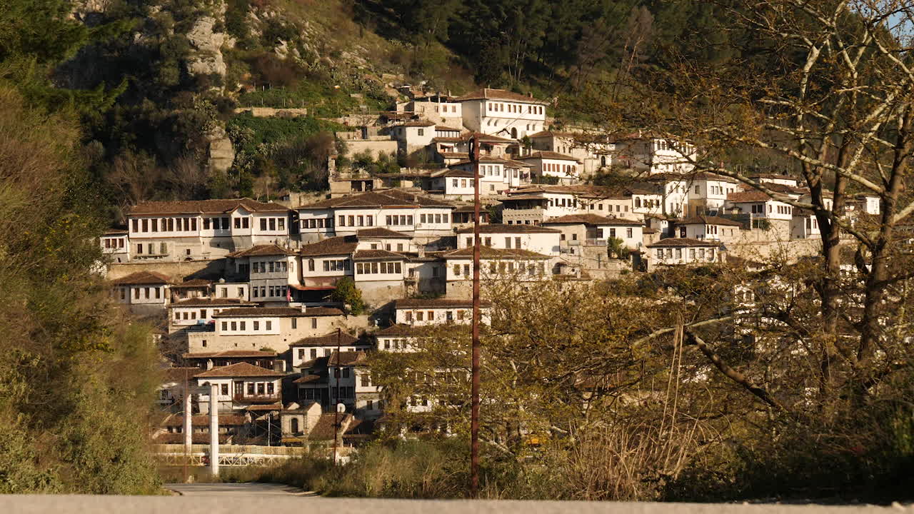 las casas blancas otomanas de la unesco en berat, albania,