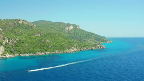 Drohne-Folgt-Einer-Schnellbootfahrt-Entlang-Der-Wunderschönen-Küste-Von-Parga,-Griechenland