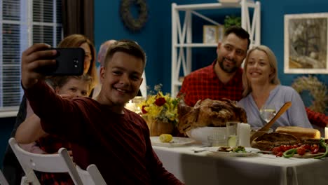 una familia alegre tomando una selfie en una fiesta tradicional