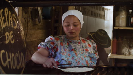 mujer cocinando comida latina