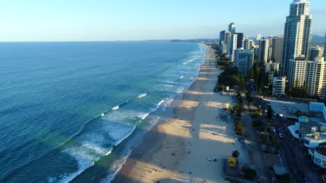 Paso-Elevado-De-Surfers-Paradise-Beach-En-La-Hora-Dorada