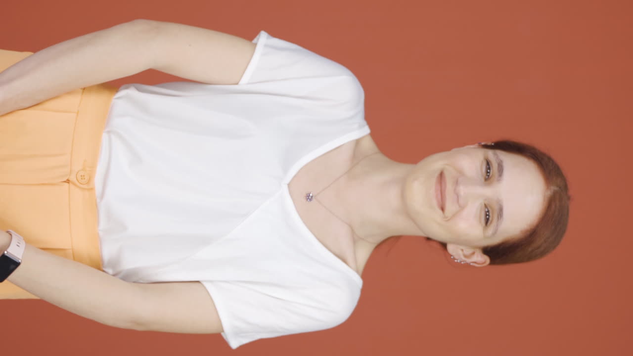 Video verticale di Donna vanitosa e arrogante