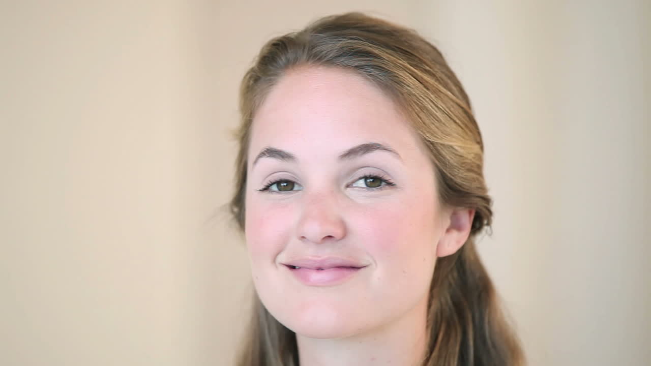 mujer rubia sonriendo a la cámara