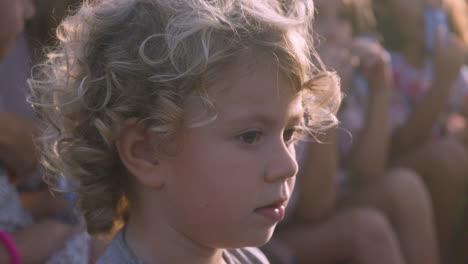 una niña expresiva mirando a su alrededor.