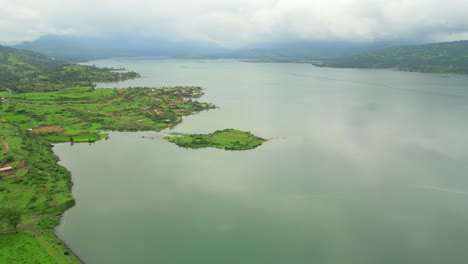 Hermoso-Drone-De-La-Presa-Pawna-Moviéndose-De-Izquierda-A-Derecha-A-Vista-De-Pájaro.