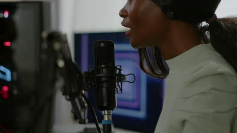 streamer de disparos espaciales profesional africano discutiendo estrategia con sus compañeros de equipo