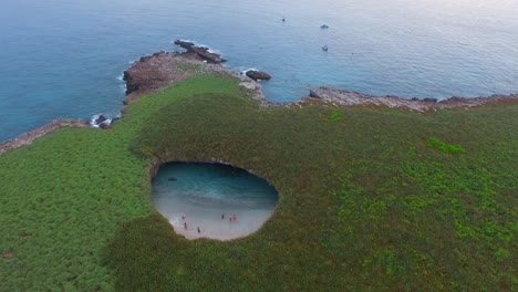 Toma-Aérea-De-La-Playa-Escondida-En-Las-Islas-Marietas,-Nayarit,-México