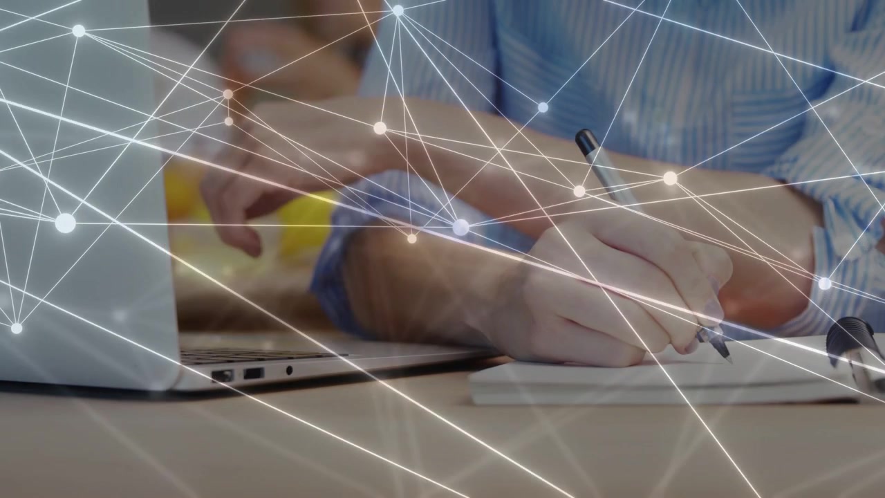 Empresária trabalhando, escrevendo anotações que levam à digitação no laptop, com sobreposição de rede obscurecendo as mãos.