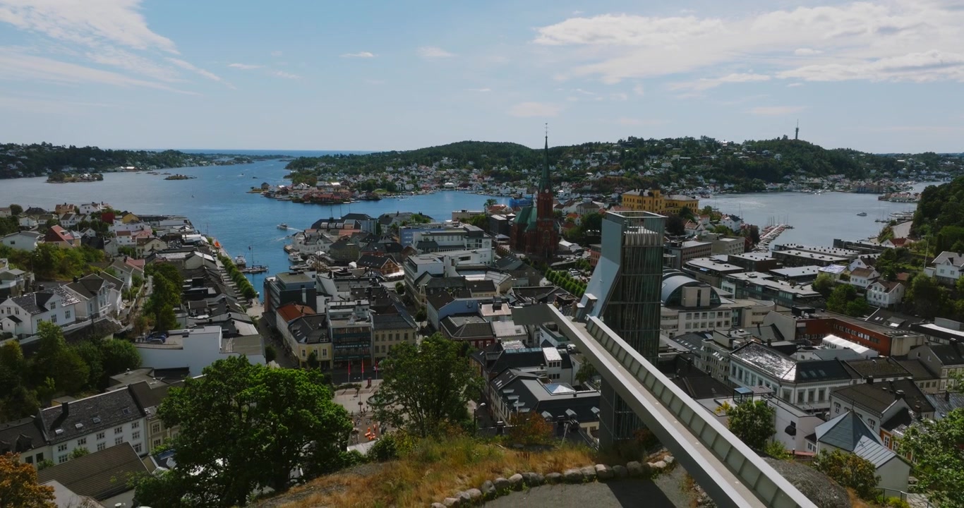 Vista aerea della città portuale di Arendal, Norvegia, al rallentatore