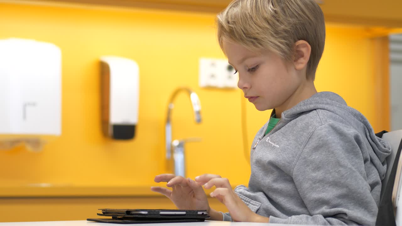 северный мальчик начальной школы учится и поднимает руку во время урока, замедленная съемка