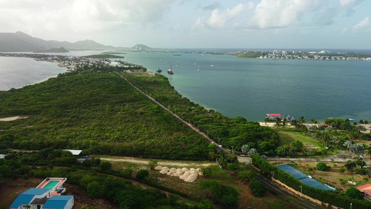 Cảnh quay bằng flycam con đường thẳng và vịnh trên đảo St. Martin, Biển Caribe.