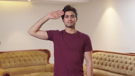hombre indio orgulloso saludando el día de la independencia