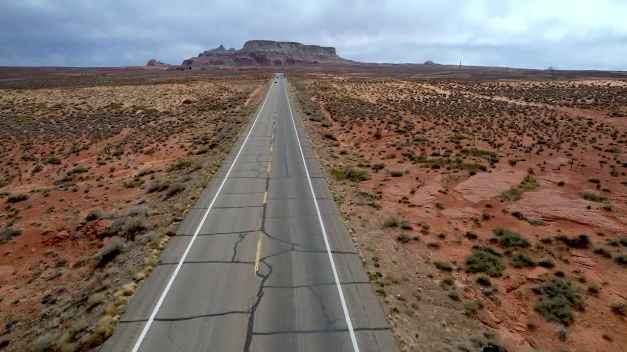 프레스콧 밸리 애리조나 근처 도로에 자동차와 함께 사막을 통과하는 긴 도로