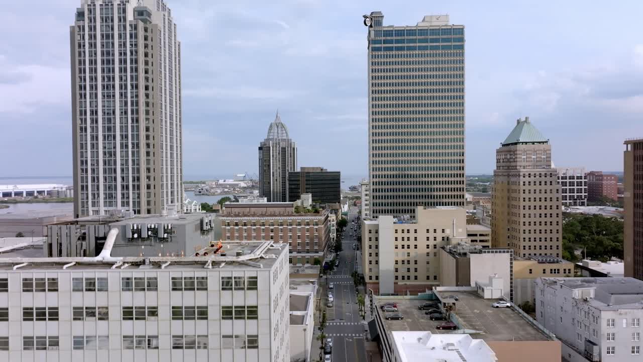 vista de cerca del centro de mobile, alabama con video de drones moviéndose hacia arriba