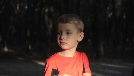 un chico con una camiseta roja come galletas 01