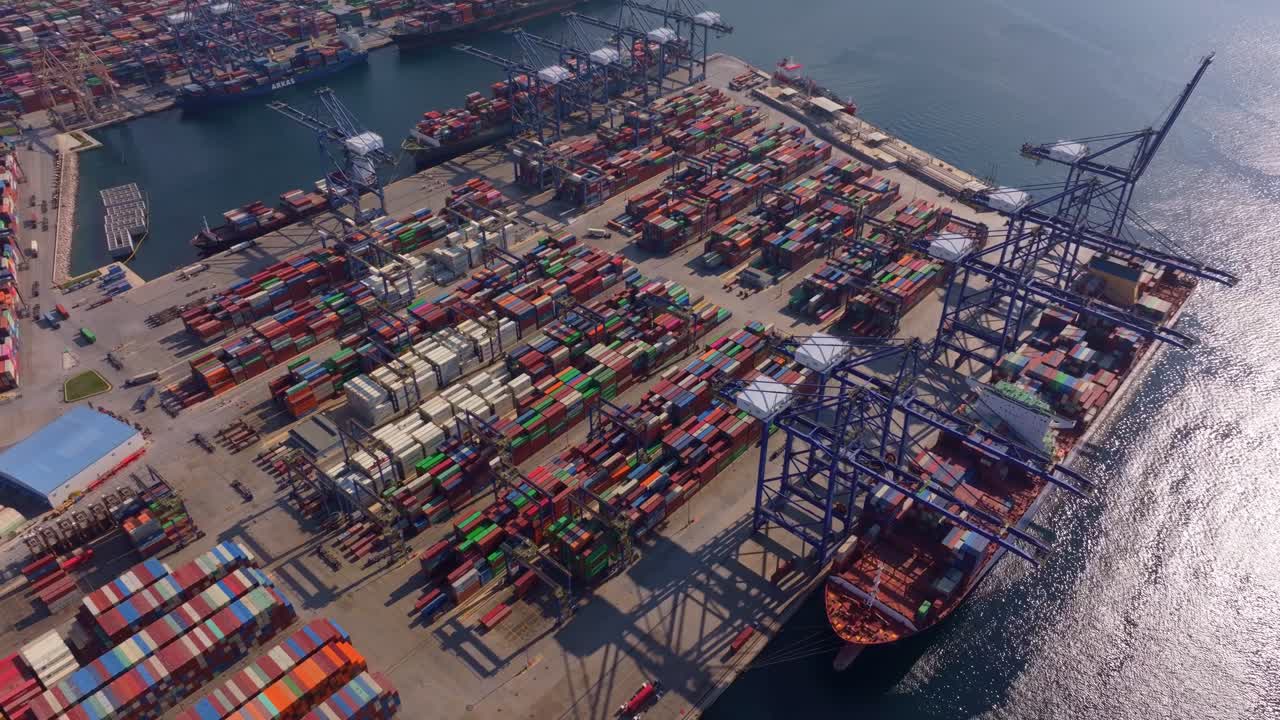 Vista dall'alto di porto industriale con container, Salonicco, Grecia