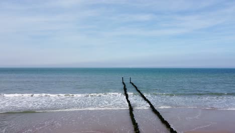 Lange-Buhne,-Die-An-Einem-Wunderschönen-Strand-In-Den-Niederlanden-Ins-Meer-Reicht