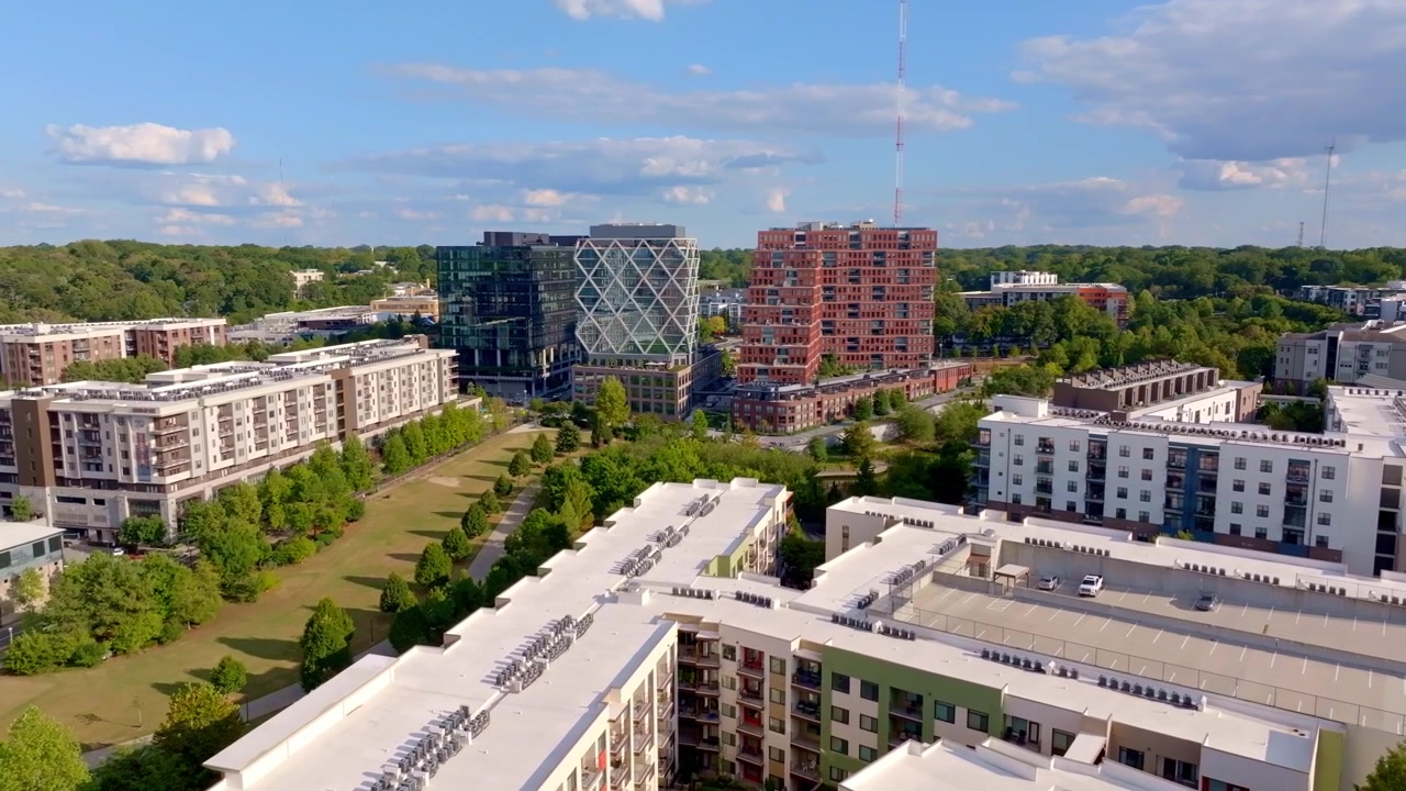 Unità di condizionamento e parcheggio sul tetto del complesso di appartamenti Ponce Park, le residenze e gli edifici per uffici aziendali The Overline nello storico quartiere Old Fourth Ward di Atlanta, Georgia.