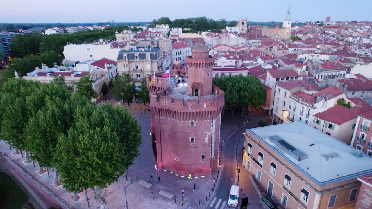 vista aérea de un dj mezclando en la cima de le castillet en francia