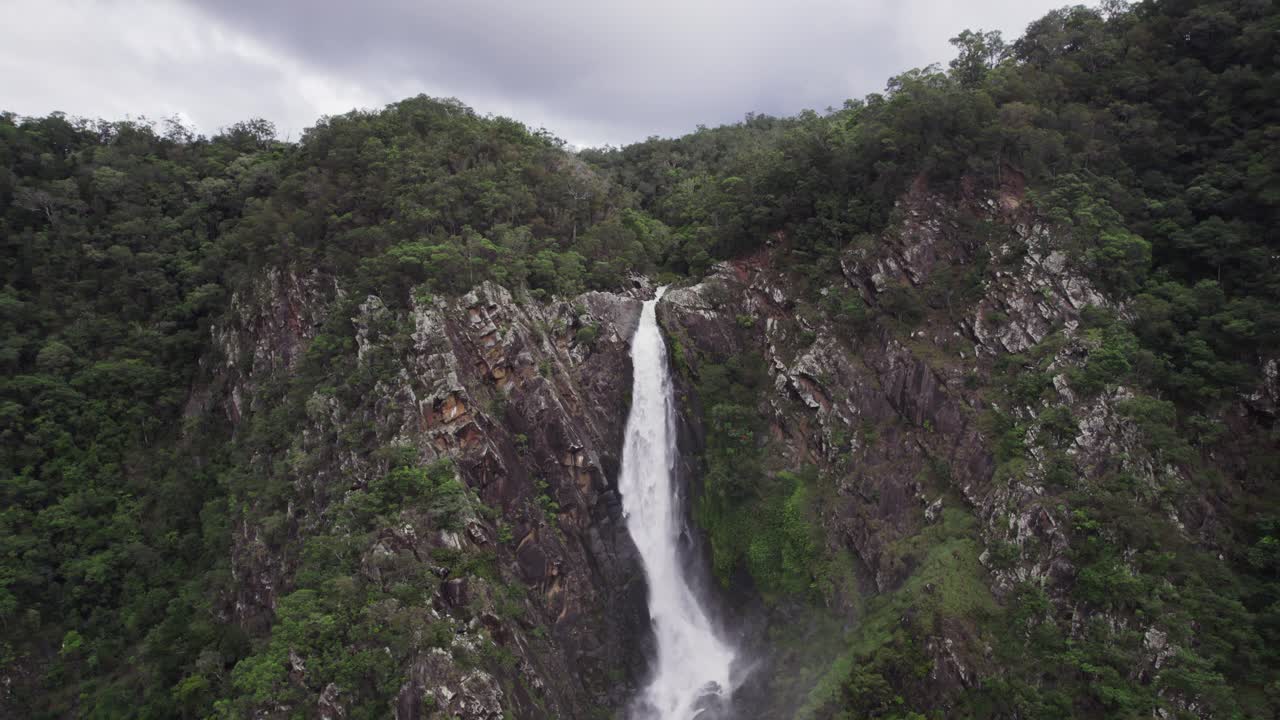 cataratas serpenteantes cascada qld, una cascada bellamente escondida caminatas de 6 km con una vista muy impresionante