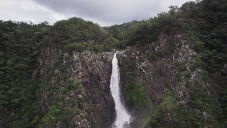 Cataratas-Serpenteantes-Cascada-Qld,-Una-Cascada-Bellamente-Escondida-Caminatas-De-6-Km-Con-Una-Vista-Muy-Impresionante