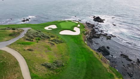 Empuje-Un-Disparo-Aéreo-Con-Drones-Desde-El-Tee-De-Salida-Hasta-El-Green-Del-Icónico-Hoyo-7-En-Pebble-Beach-Golf-Links