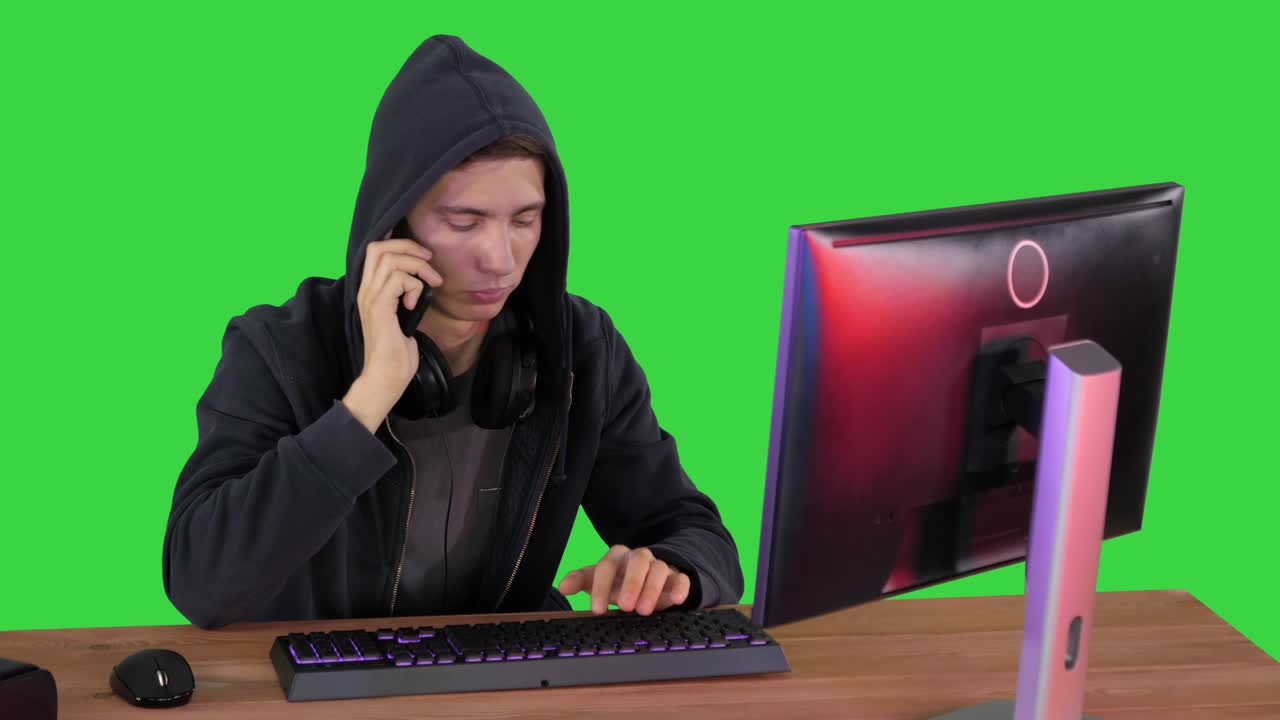 hacker experimentado responde a la llamada de alguien en una pantalla verde, clave de croma