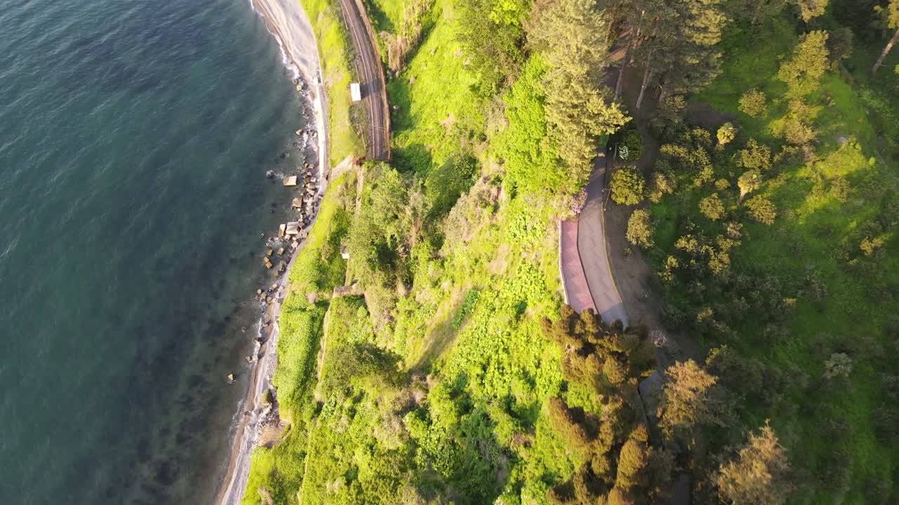 흑해의 드론 촬영 바투미 해안 아름다운 자연 철도 산 자연 바투미 해변 일몰