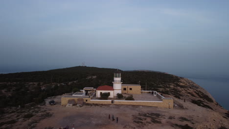 vista aérea escénica del faro de gavdos en grecia