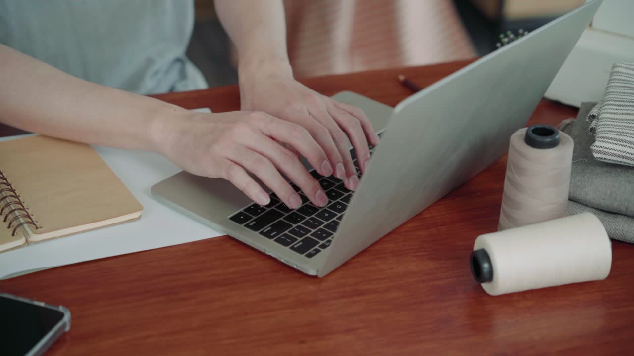 cerca de la mano escribiendo teclado en el escritorio, el propietario del negocio escribiendo o hablando con el cliente utilizando la tecnología moderna de portátil, el empresario confirma el pedido del cliente en la oficina de casa concepto de marketing en línea