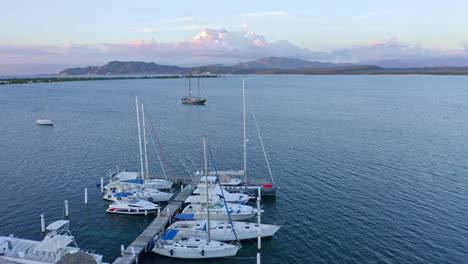 Toma-Aérea-De-Barcos-Amarrados-En-El-Puerto-De-Bahia-De-Las-Calderas,-República-Dominicana