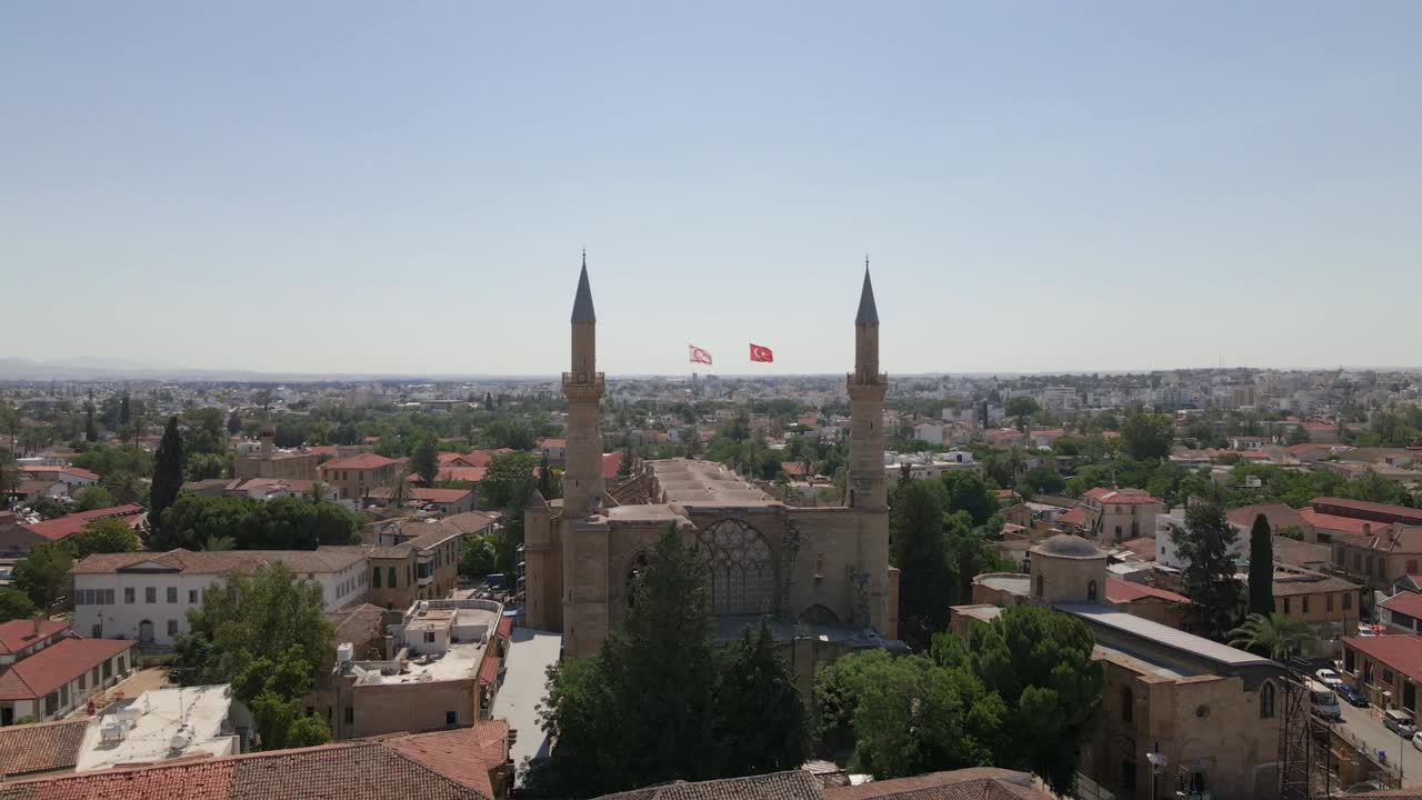 aerial 4k selimiye camii (catedral de ayia sophia) mezquita que se convierte de la catedral en el norte de chipre