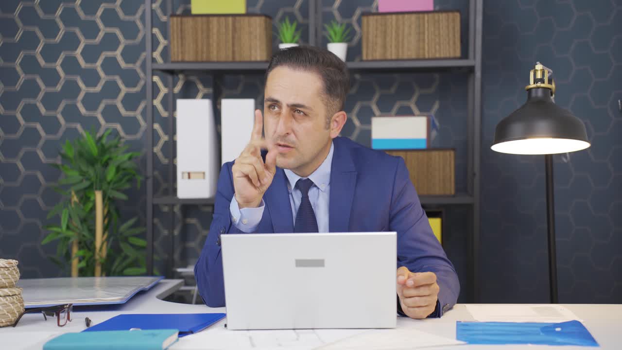 el hombre de negocios que encuentra una idea se vuelve feliz.