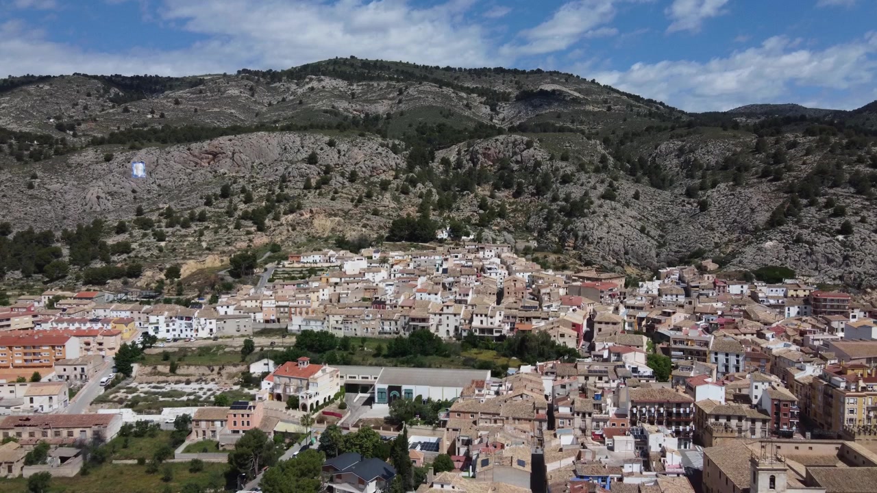 Volando via dalla città di Onil, Spagna. Con la catena montuosa della Mariola sullo sfondo.